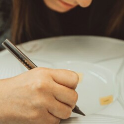 Décor par transferts sur une assiette pour Louis Vuitton